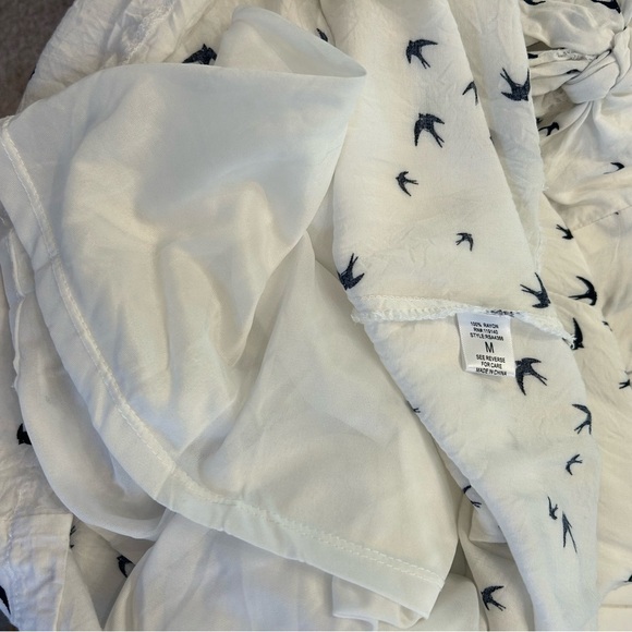 Flattering Silhouette Playful White Bird Dress Medium 🤍🤍 - Picture 8 of 11
